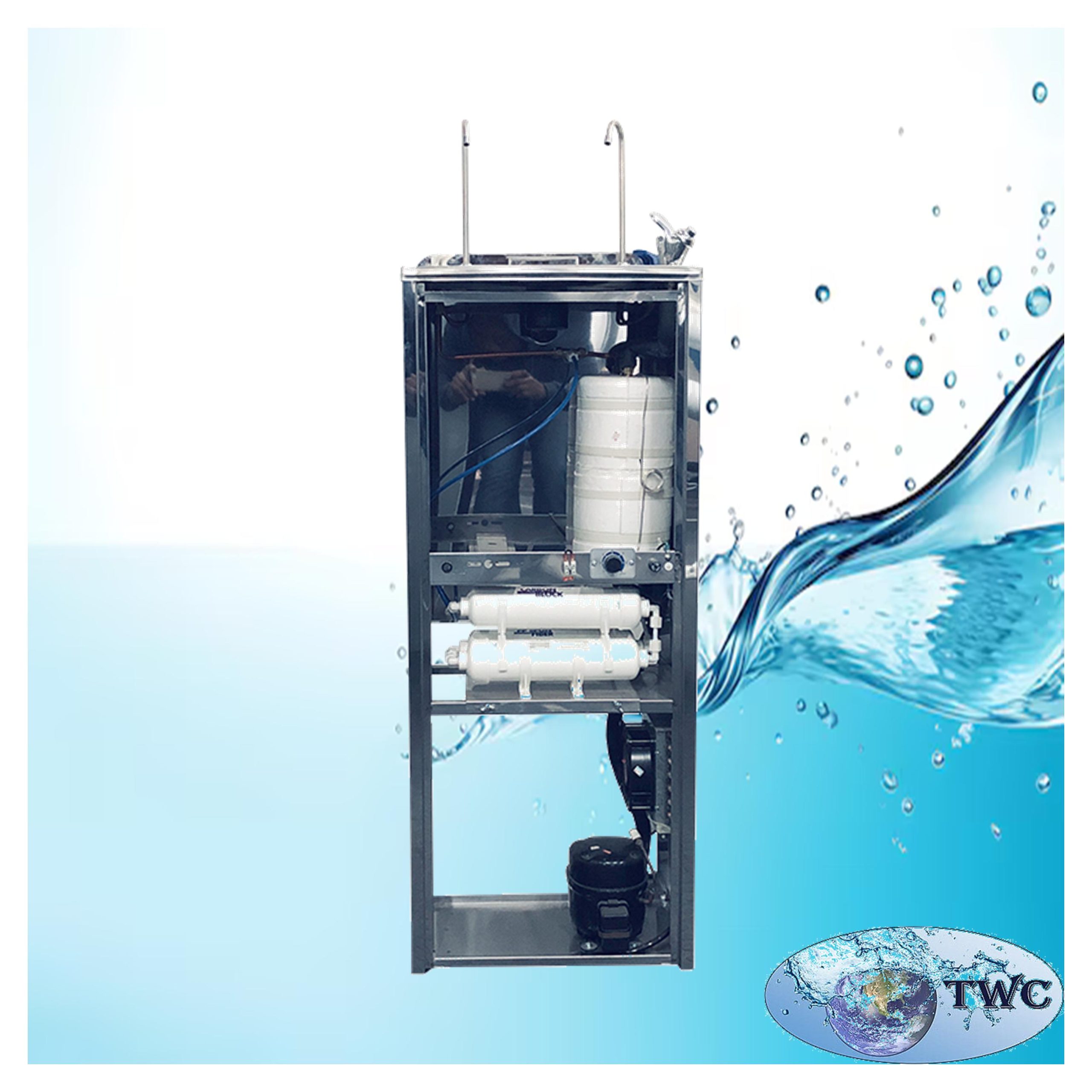 Water fountain with filtration